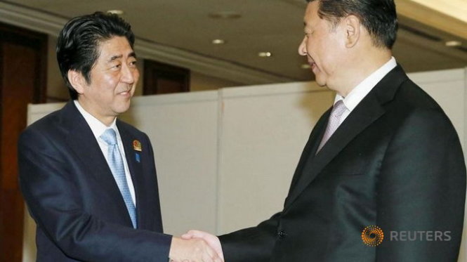 Thủ tướng Nhật Bản Shinzo Abe (trái) bắt tay chủ tịch Trung Quốc Tập Cận Bình tại hội nghị Á-Phi ở Jakarta, Indonesia   Ảnh:Reuters