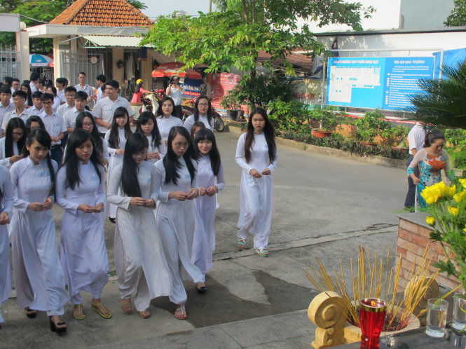 Học sinh Trường THPT Trần Hưng Đạo (TP.HCM) thắp hương trước tượng đài người anh hùng dân tộc mà ngôi trường mang tên trong ngày học cuối cùng - Ảnh: L.T.