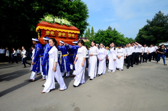 Linh cữu GS Trần Văn Khê được đưa đi hỏa táng tại Hoa viên nghĩa trang Bình Dương -Ảnh: Thanh Tùng