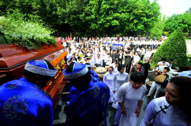 Đông đảo bạn bè, công chúng đến đưa tiễn GS Trần Văn Khê tại hoa viên nghĩa trang Bình Dương -Ảnh: Thanh Tùng