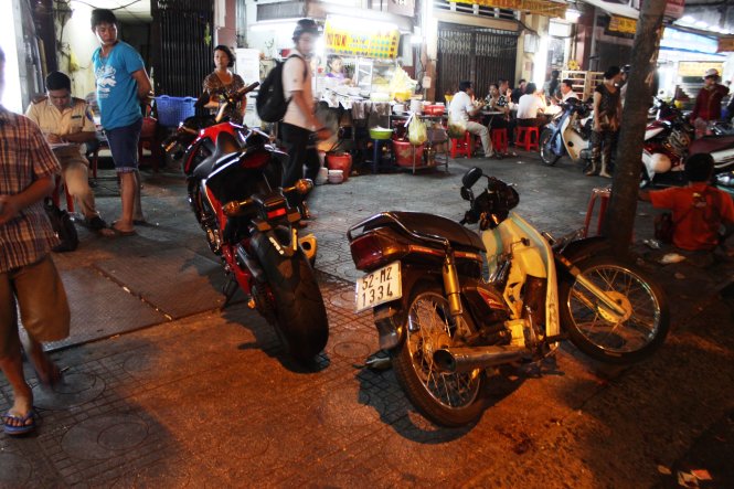 Chiếc môtô tông gãy chiếc xe máy được đưa lên vỉa hè - Ảnh: Hải Hiếu