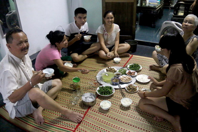Bữa cơm chiều xôm tụ của gia đình ông Hoàng Văn Anh có thêm nhiều “thành viên” mới - Ảnh: Ngọc Hiển