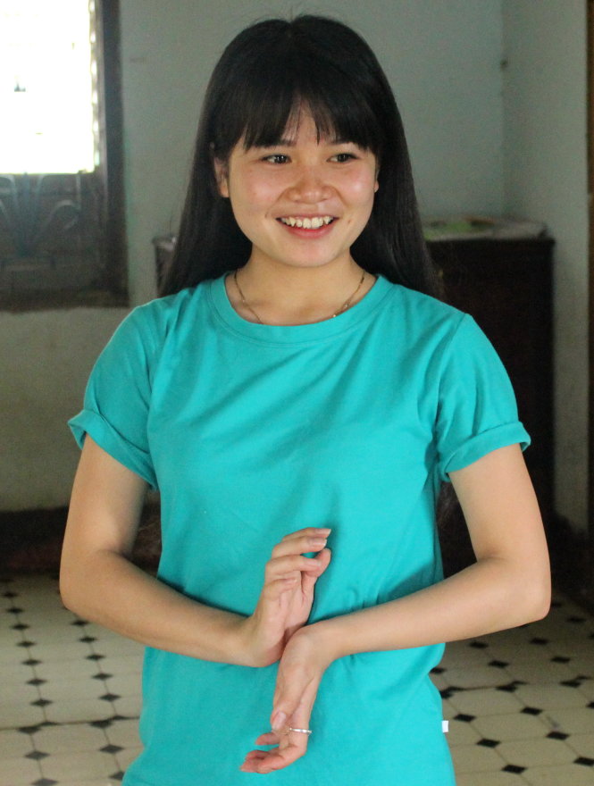 Sau khi ôn bài thi, Trang cũng tranh thủ ôn lại bài múa để thi xong về tiếp tục công việc - Ảnh: Hà Bình
