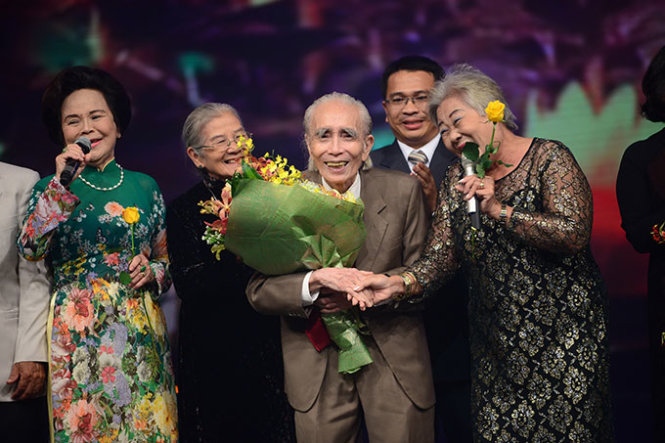 Nhạc sĩ Phan Huỳnh Điểu (giữa) cùng hợp ca Tiếng hát mãi xanh trình diễn ca khúc Cuộc đời vẫn đẹp sao trong đêm nhạc mừng sinh nhật 90 của ông, ngày 8-11-2014  Ảnh: Quang Định