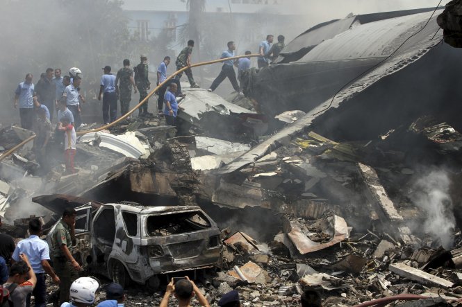 Số người chết tăng cao trong vụ tai nạn máy bay quân sự ở Indonesia. Ảnh: Reuters