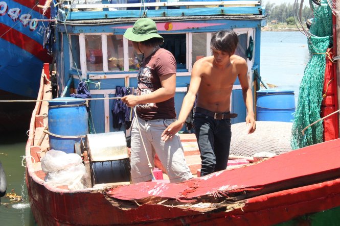 Vết hư hại nặng trên thân tàu cá QNg 96093 vừa trở về từ đảo Bạch Quy (Hoàng Sa, Việt Nam) Ảnh: TRẦN MAI
