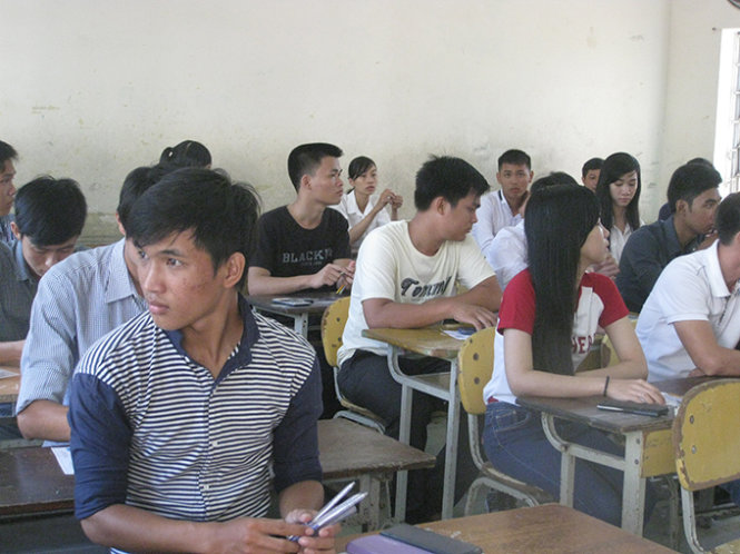 Thí sinh ngồi tại hội đồng thi Trường THCS Trần Ngọc Quế - Ảnh: Minh Tâm