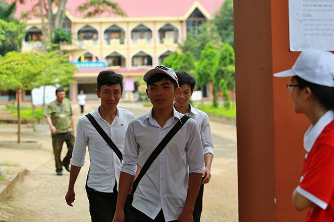 Những thí sinh đầu u bước ra khỏi phòng thi tại Hội đồng thi trường THPT Cao Bá Quát, TP.Buôn Ma Thuột - Ảnh: Tiến Thành