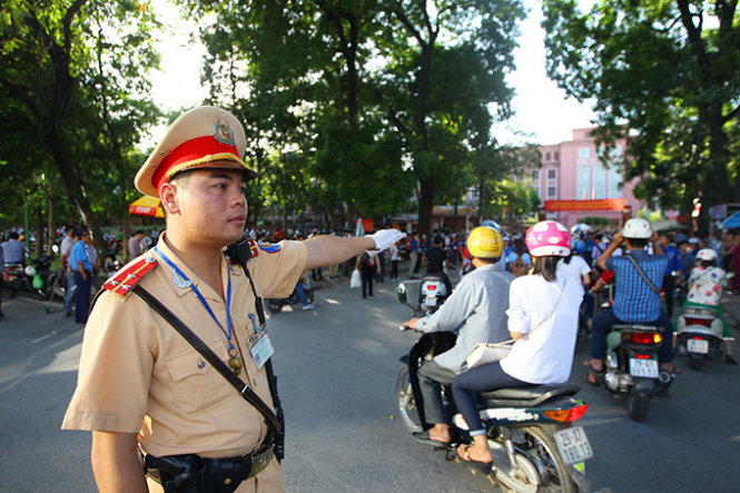 Lực lượng cảnh sát giao thông phân luồng giao thông cho các thí sinh trước cổng hội đồng ĐH Thuỷ Lợi