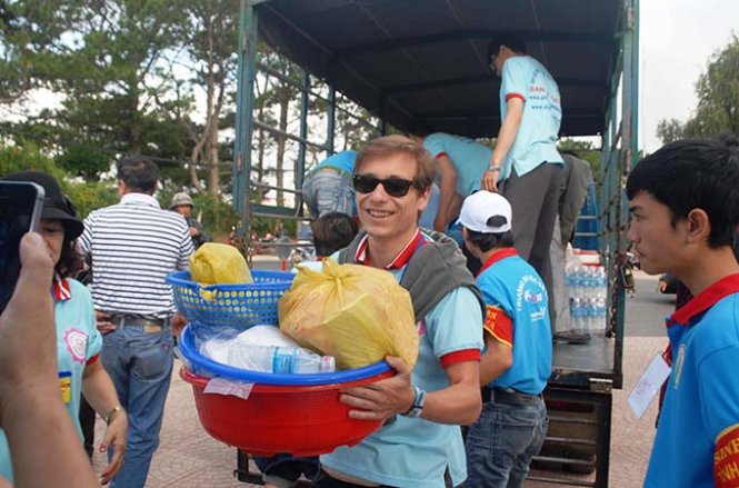 Charies Maire tham gia vận chuyển cơm nước miễn phí để hỗ trợ thí sinh - ẢNH: Thạch Thảo