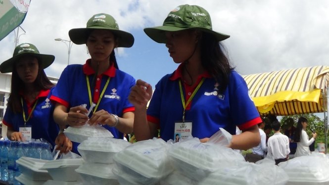 Hàng ngàn phần cơm được các bạn TSMT phát miễn phí tại 30 điểm trên địa bàn An Giang  - Ảnh: Bửu Đấu