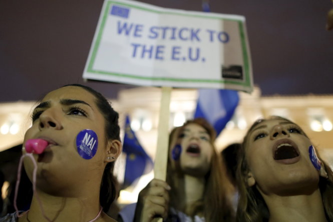 Người Hi Lạp biểu tình kêu gọi chính phủ ký thỏa thuận vay nợ với châu Âu Ảnh: Reuters
