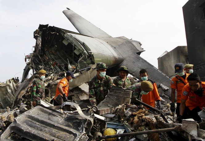 Lực lượng nhân viên cứu hộ tìm kiếm nạn nhân trong các đống đổ nát - Ảnh: Reuters