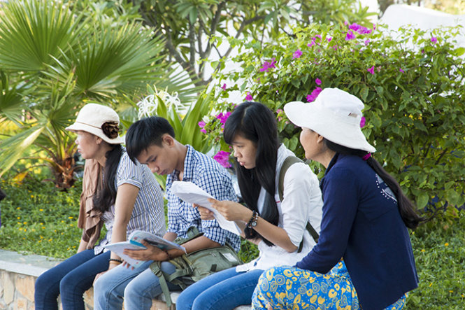 phụ huynh và các em thoải mái thanh thản trong công viên Bạc Đằng cạnh điểm thi Học Viện Hải Quân - Ành: Lưu Thái Văn Chương