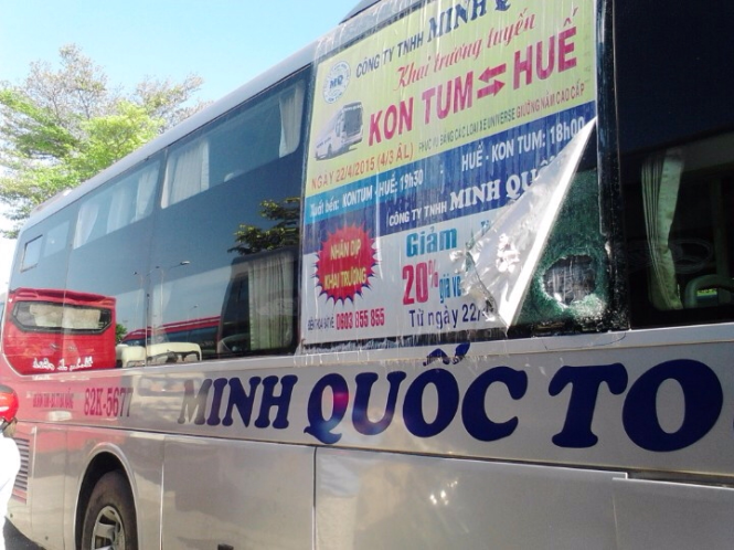 Xe khách Minh Quốc Kon Tum bị vỡ kính sau khi bị ném đá đêm 1-7. Ảnh nhà xe cung cấp