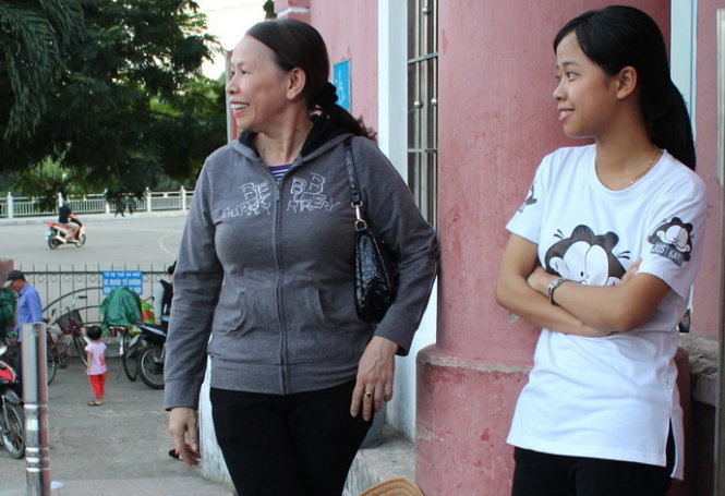 Thí sinh Trần Thị Ngọc Huyền và mẹ đứng đợi tàu tại ga Huế - Ảnh: Nhiên Phượng