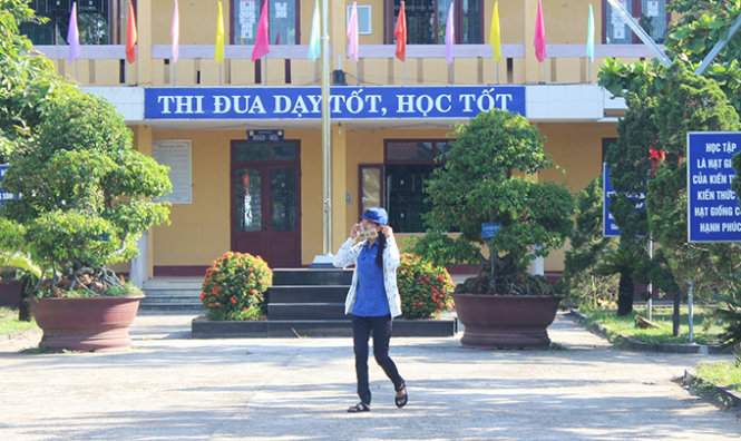 Thí sinh Phan Thị Chi một mình trên trường thi vắng lặng - Ảnh: An Bang