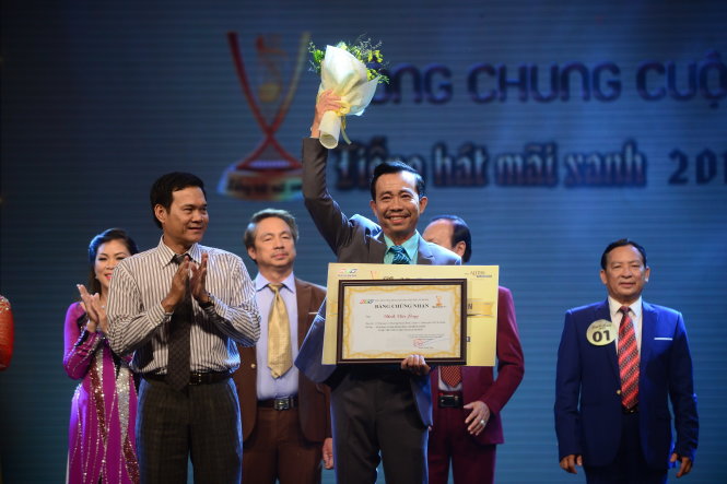 Thí sinh Đinh Văn Long đoạt giải do giám khảo Báo chí bình chọn trong đêm chung kết cuộc thi Tiếng hát mãi xanh tối 4-7 - Ảnh: Quang Định