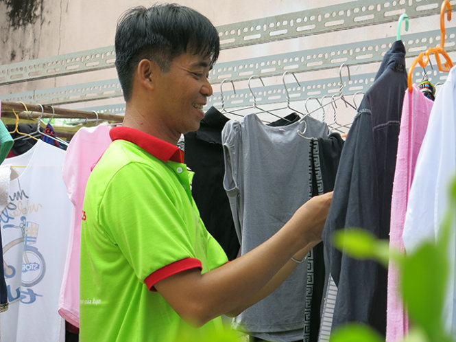 Thầy Thọ giặt quần áo giúp thí sinh - Ảnh: T.Trang