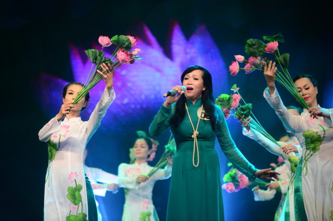 Thí sinh Lê Thị Cẩm Loan trình diễn ca khúc Lời Bác dặn trước lúc đi xa - Ảnh: Quang Định