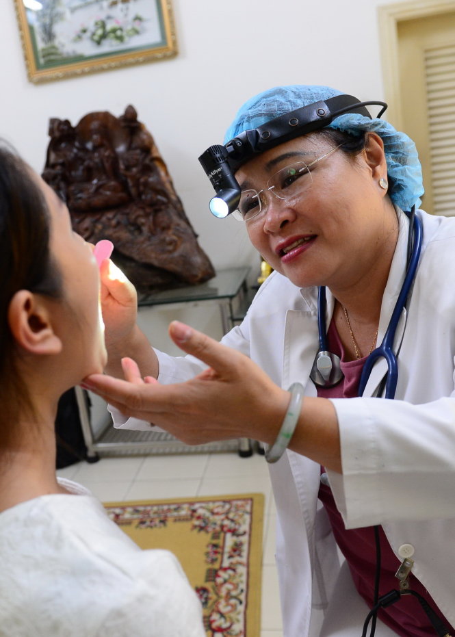 Bác sĩ Nguyễn Thị Ngọc Dung khám bệnh cho một bệnh nhi - Ảnh: Quang Định