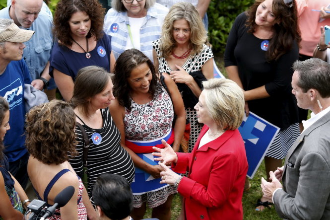 Bà Hillary Clinton trò chuyện với các cử tri ủng hộ bà trong chiến dịch tranh cử tại Glen, bang New Hampshire - Ảnh: Reuters