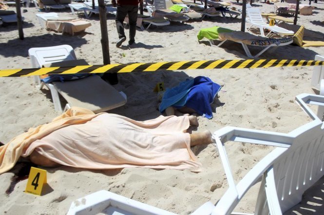 Thi thể khách du lịch bị bắn chết trong một vụ xả súng do một người đàn ông gây ra gần một khách sạn bên bờ biển ở Sousse, Tunisia ngày 26-6. Hầu hết 39 người từ nạn đều là người Anh
