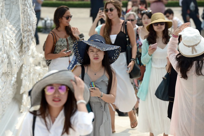 Du khách Trung Quốc đến thăm Chùa Bạch ở Chiang Rai Ảnh: AFP