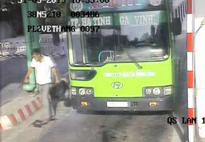 Hình ảnh nghi can Nguyễn Huy Đức bị camera tại trạm thu phí cầu Bến Thủy ghi lại - Ảnh: Doãn Hòa chụp lại