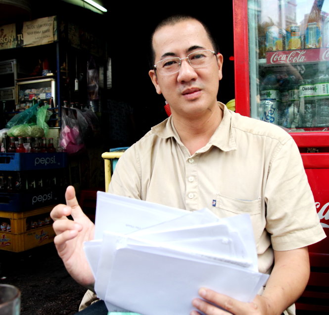 Anh Vương Lai Thuận kể lại câu chuyện bị tai nạn khi đi xe buýt - Ảnh: M.Trường