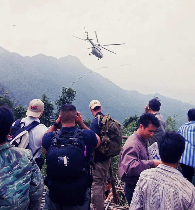 Máy bay trực thăng đưa chuyên gia Mỹ và lao động Việt Nam đến một điểm cao trên núi ở tỉnh Quảng Ninh để tìm hài cốt lính Mỹ Ảnh: HOÀI LINH
