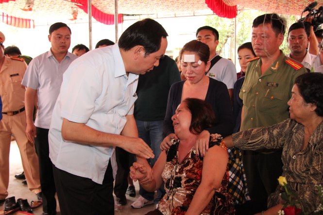 Ủy viên Bộ Chính trị, Bộ trưởng Bộ Công an Trần Đại Quang thăm hỏi, động viên thân nhân, gia đình nạn nhân - Ảnh: Tô Phương