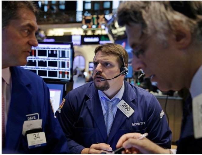 Các nhà giao dịch tại NYSE ngày thứ tư (8-7) - Ảnh: AP