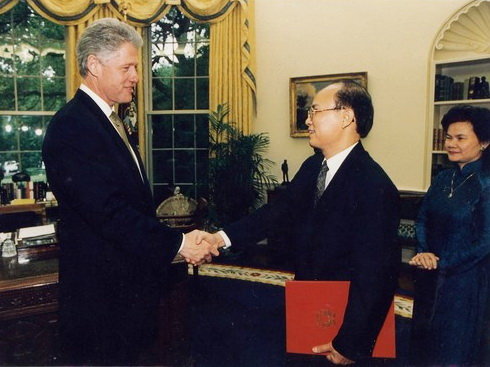Đại sứ Lê Văn Bàng trình quốc thư lên tổng thống  Bill Clinton - Ảnh tư liệu: Lê Văn Bàng