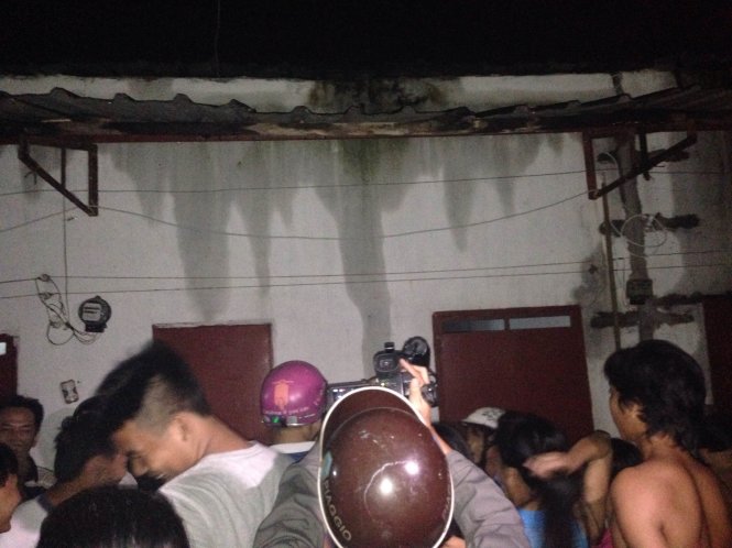 Người dân tụ tập xem bắt hung thủ Tiến tại nhà trọ của Tiến ở xã Nhị Bình, Hóc Môn - Ảnh: CTV