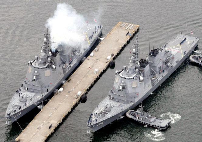 Tàu Chokai và Kongou của Lực lượng Phòng vệ biển Nhật - Ảnh: Reuters