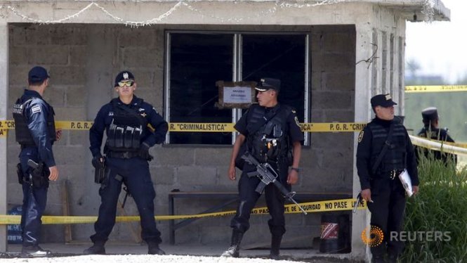 Cảnh sát Mexico canh giữ ngôi nhà có đường hầm nối với nhà tù của Guzman Ảnh: Reuters