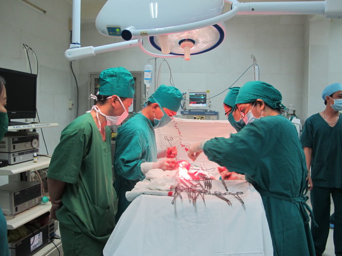  Các bác sĩ cắt bỏ u xơ tử cung nặng 3,5kg cho bệnh nhân - Ảnh: T.Dương