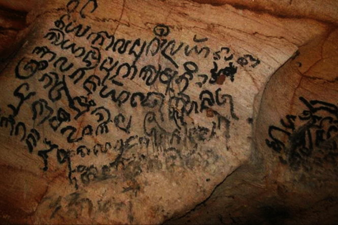 Văn bia Chăm viết trên vách đá ở khu vực hang Bi Ký trong động Phong Nha - Ảnh: T.L.