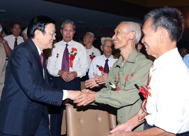 Chủ tịch nước Trương Tấn Sang gặp gỡ các cựu thanh niên xung phong  Ảnh: TTXVN