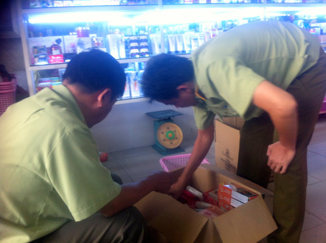 Cán bộ Quản lý thị trường kiểm tra một cửa hàng mỹ phẩm trên đường Bắc Hải (Q.Tân Bình) - Ảnh: L.Sơn