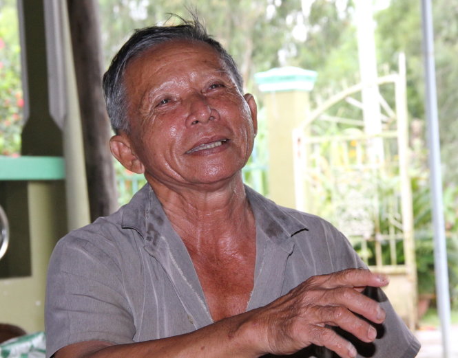 Ông Trần Thanh Phong (67 tuổi, ở xã Ninh Thạnh Lợi A, huyện Hồng Dân) kể về một thời chăn trâu mướn ở đồng chó ngáp. Giờ đây ông là một tỉ phú nhờ lúa - tôm và trang trại cá sấu - Ảnh: V.TR.