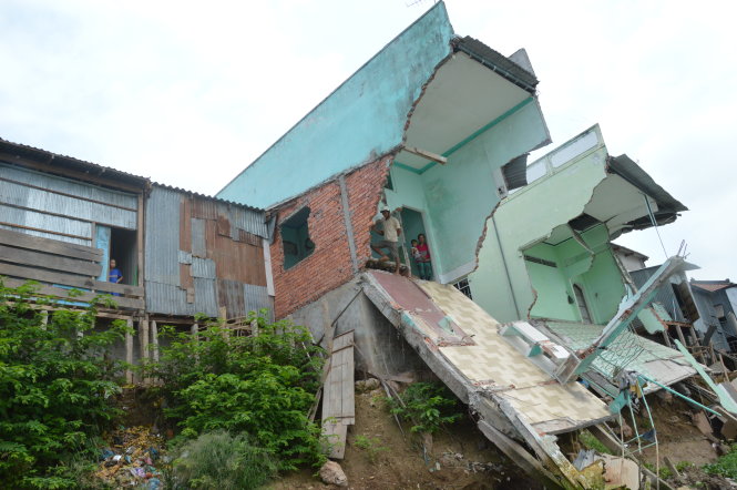 Nhiều căn nhà tại xã Phú Thuận A (huyện Hồng Ngự, Đồng Tháp) bị sập vì sạt lở bờ sông. Nguyên nhân chính là do nạn cát tặc gây ra Ảnh: NGỌC TÀI