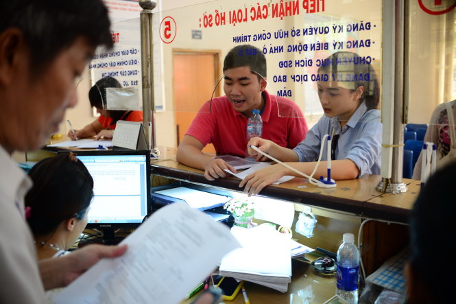 Người dân đến làm thủ tục nhà đất tại UBND quận Bình Thạnh, TP.HCM sáng 18-7Ảrnh: T.T.D.