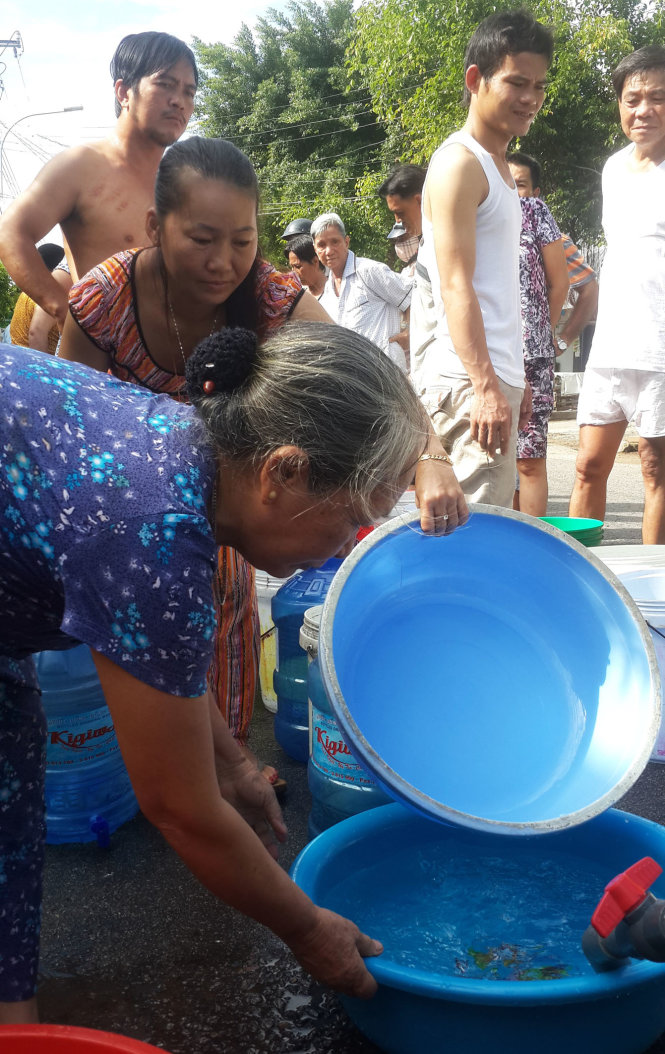 Người dân chờ lấy nước từ xe bồn của Công ty Cấp nước Kiên Giang    Ảnh: KHOA NAM