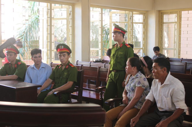 Lý Nguyễn Chung dặn dò bố mẹ bồi thường cho gia đình nạn nhân trong giờ nghị án - Ảnh: Tâm Lụa