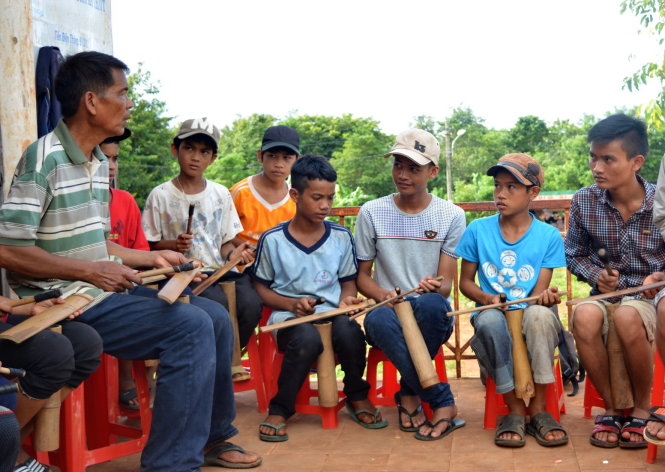Thầy giáo, nghệ nhân Y Hiu Niê Kđăm dạy học trò đánh chiêng tre bên nhà cộng đồng buôn Kom Leo  (xã Hòa Thắng, TP Buôn Ma Thuột)Ảnh: LĨNH HỒNG