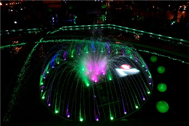 Hồ con rùa lung linh trong đêm với đài phun nước sắc màu - Ảnh: Duyên Phan