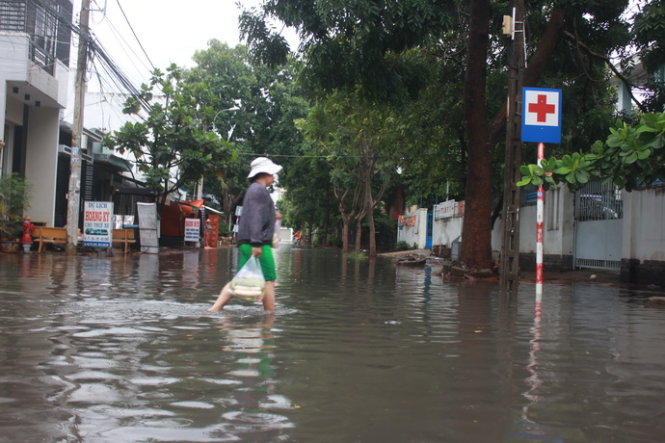 Người dân lội nước ngập tại ngã tư đường 22 và đường số 8