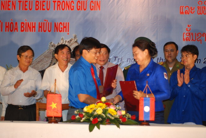 Lãnh đạo tỉnh đoàn Quảng Trị và lãnh đạo tỉnh đoàn Savannakhet cùng ký kết biên bản thành lập bốn đội hình tình nguyện bảo vệ cột mốc biên giới - Ảnh: Quốc Nam